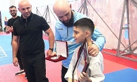 ​Ermeni çocuk, squat yarışında rekor kırdı