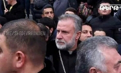 ​Karabağ`dan çıkmam’ diyerek elinde silahla poz veren Ermeni papaz Erivan`daki protestolarda görüntü