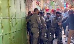 ​İsrail güçleri Kudüs`te Kutsal Ateş ayinine katılmak isteyen Hristiyanlara saldırdı
