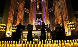Sent Antuan Kilisesi`nde görkemli atmosfer: Kilise, yüzlerce mumla aydınlatılan konsere ev sahipliği