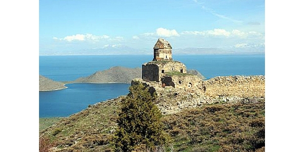 Van’daki tarihi St. Tomas Ermeni kilisesi ahır olarak kullanılıyor