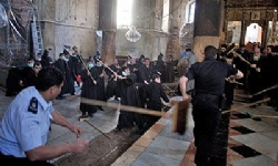Kilisede dövüşen papazları polis ayırdı 