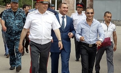 Tanınmış boksör Vic Darchinyan Polis Akademisini ziyaret etti