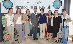 Ermenistanlı iş kadınları, Diyarbakır Büyükşehir Belediye Başkanı Osman Baydemir`i makamında ziyaret edip bir süre görüştü