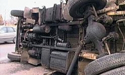 Türk şoföre ait kamyon Gümrü yakınlarında devrildi