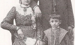 1915`ten önce Diyarbakır Hançepek`te yaşayan Ermeni ailesi .