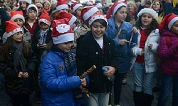 Noel bayramı başladı: Rum öğrenciler İstanbul`da Noel çöreği dağıttı