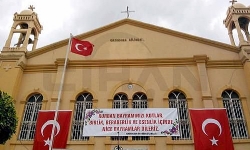 Hristiyan vatandaşlardan Türk bayraklı, pankartlı bayram mesajı