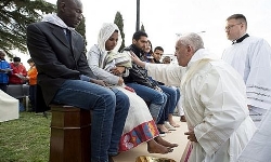 Papa göçmenlerin ayaklarını yıkayıp öptü