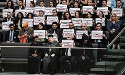 Almanya Parlamentosunda Ermenilerden ``Danke`` Pankartı 