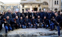 Kilikya Katolikosu Halep`in Ermeni Mahellesini Koruyan Silahlı Ermeni Gençlerle Fotoğraflandı