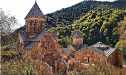 ​Dünyanın farklı ülkelerinden 50.000 turist tatil için Ermenistan`ın Dilijan şehrini seçti