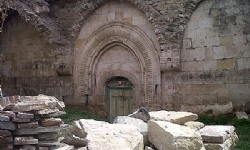 ​Vanʹdaki Varagavank Manastırıʹnın (Yedi Kilise) taşlarını söküp cami yaptılar