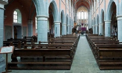 ​Kiliseye mühür, papaza sınırdışı
