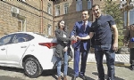 Mkhitaryan, arabasını Yaralı ve Engelli Askerlerin Rehabilitasyon Merkezine hediye etti