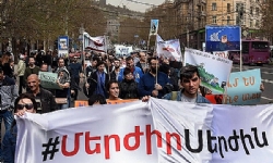 Ermenistan`da muhalefet Serj Sarkiysan`ın, başbakanlığa adaylığını protesto ediyor