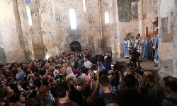 ​Bakan Ersoy Akdamar`da Yapılan Ermeni Ayinine Katıldı