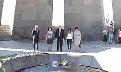 ​AGIT PA Başkanı Georgi Tsererteli Soykırım anıtını ziyaret etti