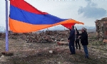 ​Ermenistan-Türkiye sınırında Ermenistan`ın dev bayrağı dikildi