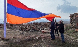 ​Ermenistan-Türkiye sınırında Ermenistan`ın dev bayrağı dikildi