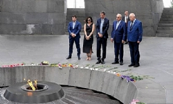 ​İsrail Ermenistan Büyükelçisi, Ermeni Soykırımı Anıt Kompleksini ziyaret etti