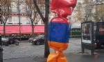 ​Paris’in meşhur caddesini Ermenistan bayrağının renkleriyle şekerleme heykeli süslüyor