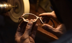 ​Ermeni kardeşler Kars’tan gelen atalarının diktiği dut ağacından ahşap gözlükleri üretmeye başladı