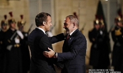 ​Fransa Cumhurbaşkanı Macron Nikol Paşinyan’ı Élysée Sarayının önünde karşıladı