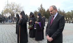 Ermenistan Başbakanı Sumgayıt kurbanlarının anısına saygı duruşunda bulundu