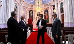 Ekrem İmamoğlu haçı koparılan kiliseyi ziyaret etti: