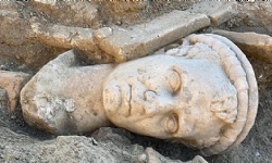 ​Laodikya`da 2 bin yıllık rahip başı heykeli gün yüzüne çıkarıldı