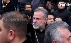 Karabağ`dan çıkmam’ diyerek elinde silahla poz veren Ermeni papaz Erivan`daki protestolarda görüntü
