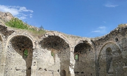 Sular çekilince tarihi kilise gün yüzüne çıktı