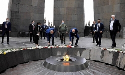 ​Gürcistan Savunma Bakanı, Ermeni Soykırımı Anıtı`nı ziyaret etti