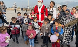 Noel baba kostümüyle Amanoslardan atlayıp hediye dağıttı