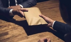 Kola döken dayıya iade-i itibar