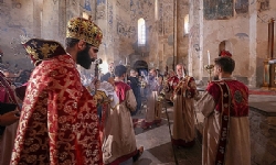 Van`s historic Akdamar Church welcomes faithful for annual service