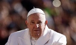 ​Papa Francesco taburcu oldu: Hala hayattayım