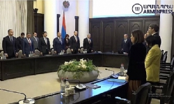 Ermenistan Hükümeti üyeleri 44 günlük savaşın şehitlerinin anısına bir dakikalık saygı duruşunda bu