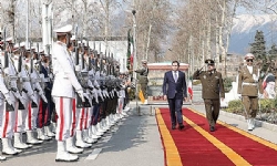 Ermenistan Savunma Bakanı savaşta şehit olan İran askerlerinin anıtına çelenk koydu