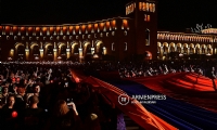 Yerevan`da Ermeni Soykırımı anıtına doğru meşaleli yürüyüş gerçekleşti