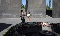 ​ABD`nin Ermenistan Büyükelçisi Ermeni Soykırımı masum kurbanlarının anısına saygı duruşunda bulundu
