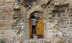 Kapalı kiliseye taş üzerinden ziyaret